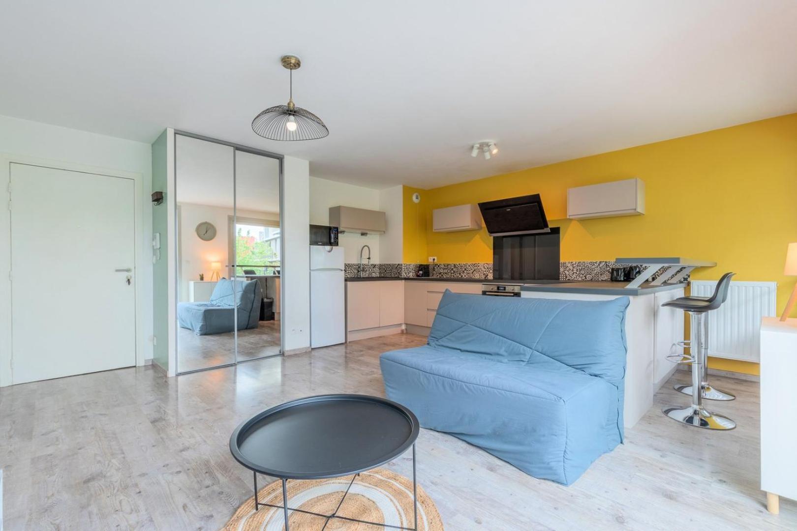 Apartment Near Metro With Parking & Balconies Лил Екстериор снимка