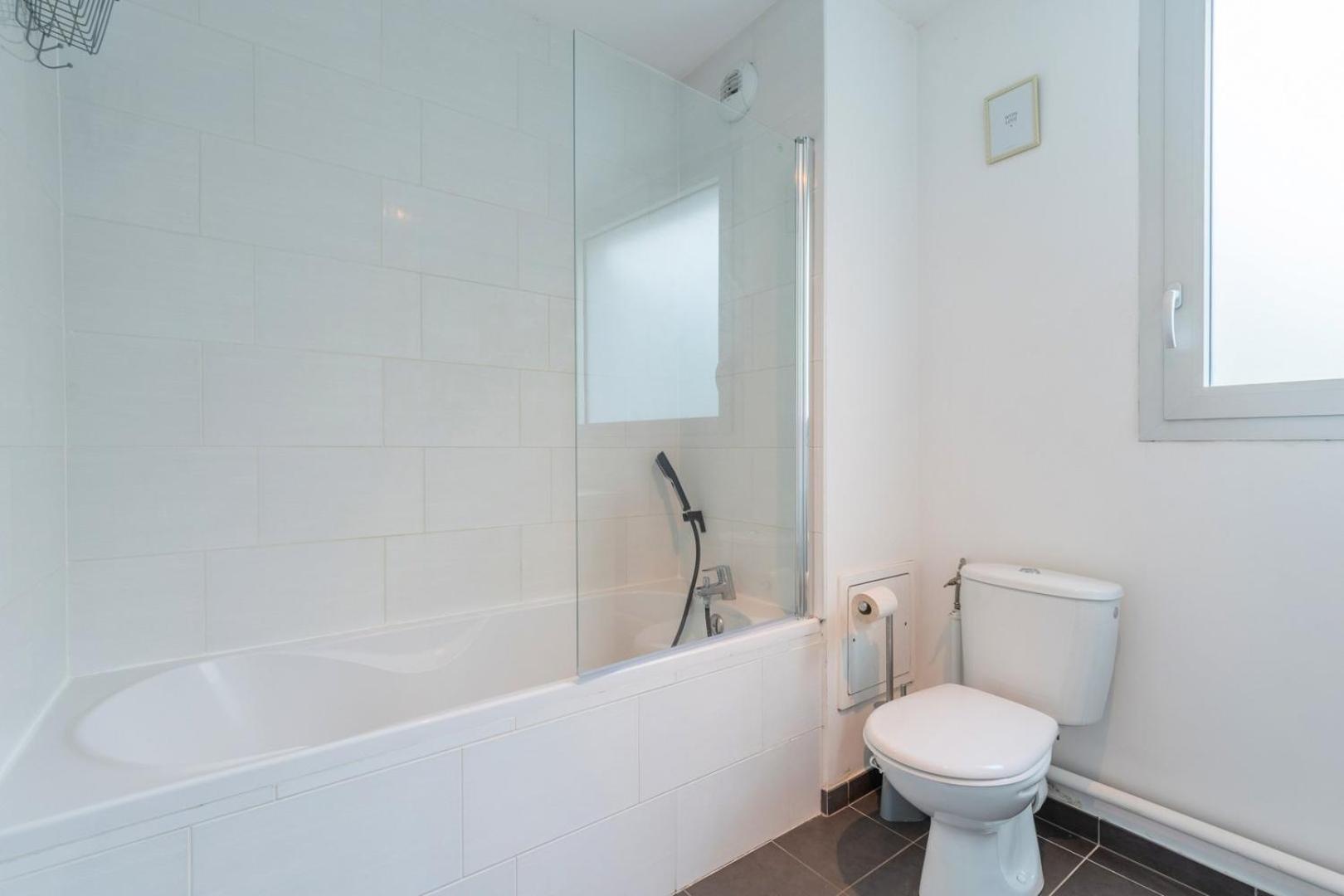 Apartment Near Metro With Parking & Balconies Лил Екстериор снимка