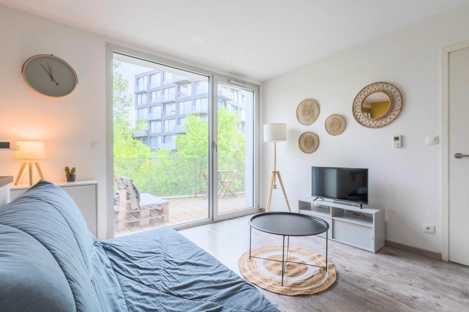 Apartment Near Metro With Parking & Balconies Лил Екстериор снимка