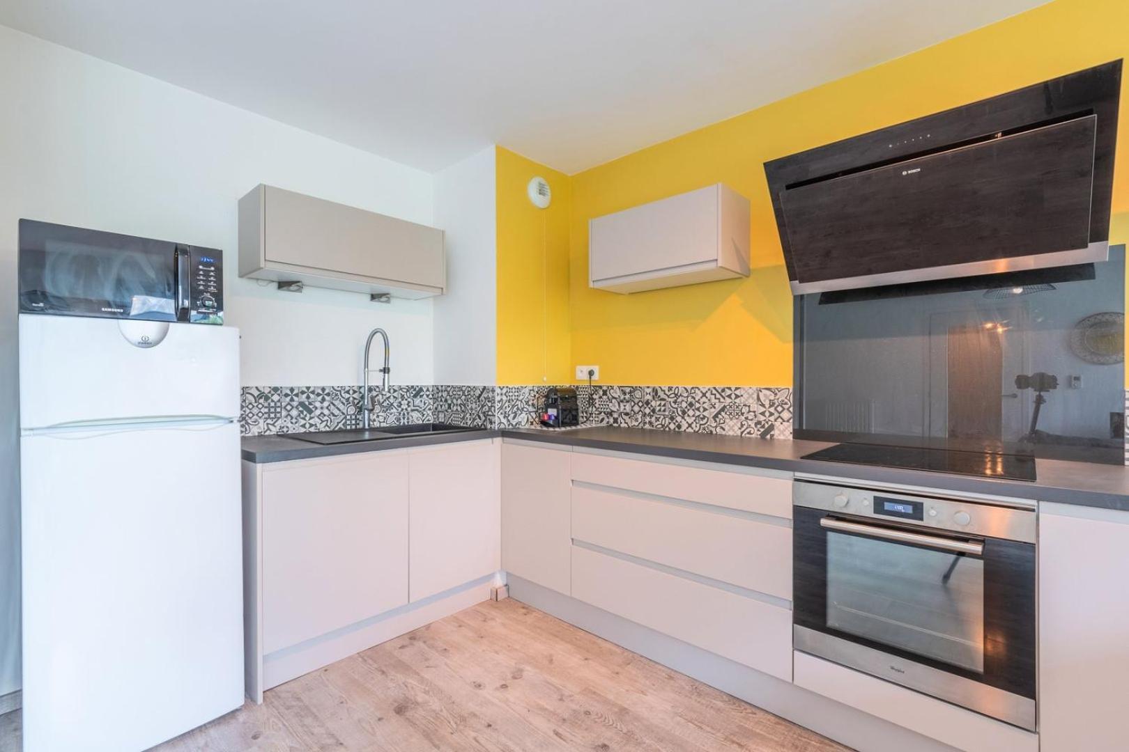 Apartment Near Metro With Parking & Balconies Лил Екстериор снимка